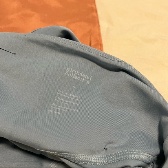 Girlfriend Collective Compressive High Rise Leggings Dew + 2 free scrunchies! - Picture 3 of 3